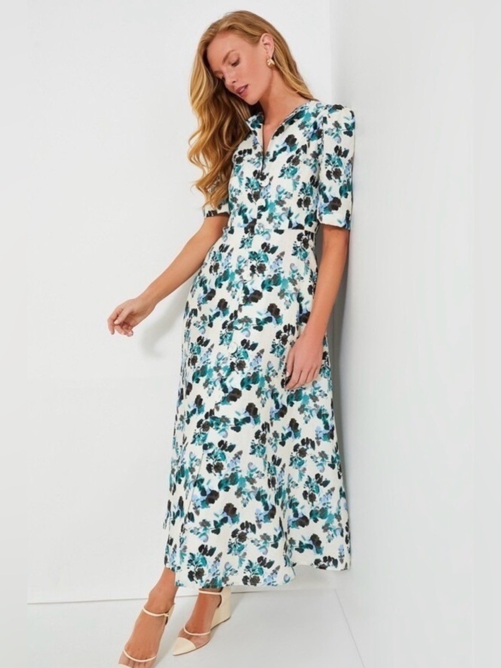 TUCKERNUCK - Budding Bluebell Hadley
Linen Dress, Medium - Picture 2 of 9